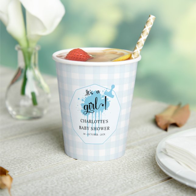 Es ist eine Girl Niedlich Pastel Blue Gingham Baby Pappbecher (In Situ)
