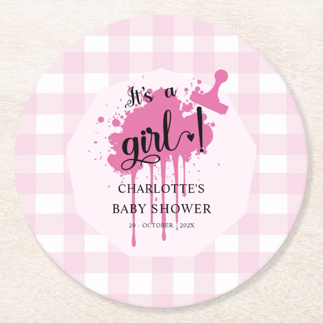 Es ist eine Girl Niedlich Pastel Pink Gingham Baby Runder Pappuntersetzer (Vorderseite)