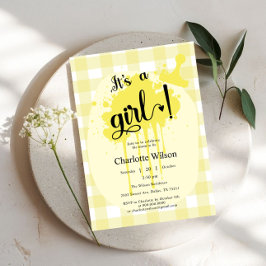 Es ist eine Girl Niedlich Pastel Yellow Gingham Ba Einladung