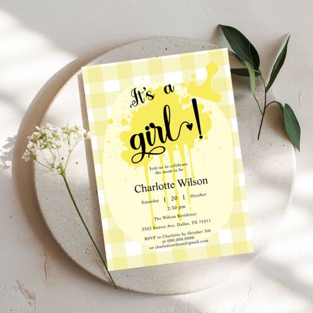Es ist eine Girl Niedlich Pastel Yellow Gingham Ba Einladung (Von Creator hochgeladen)