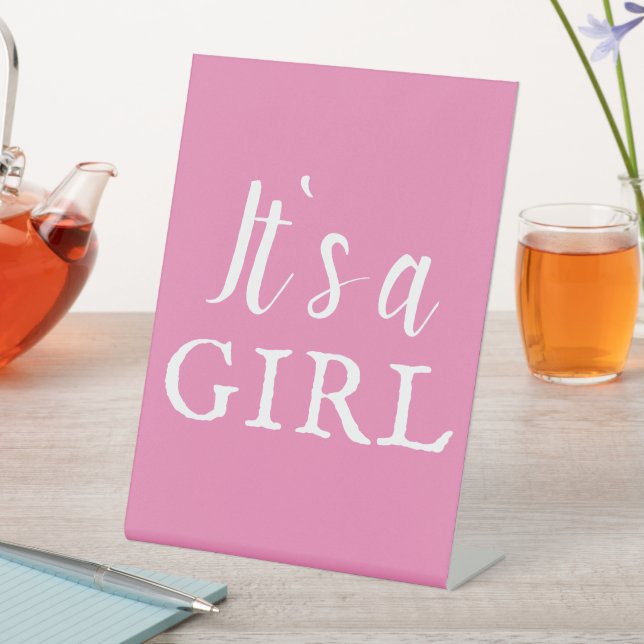 Es ist eine Girl Pink Typografy Baby Shower Sockelschild (In Situ)
