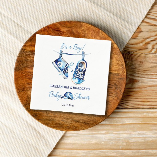 Es ist eine junge blaue Baby-Sport-Schuhkappe Baby Serviette (It's a boy baby shower tableware personalized napkins blue baby sports shoes hanging on a line cap)