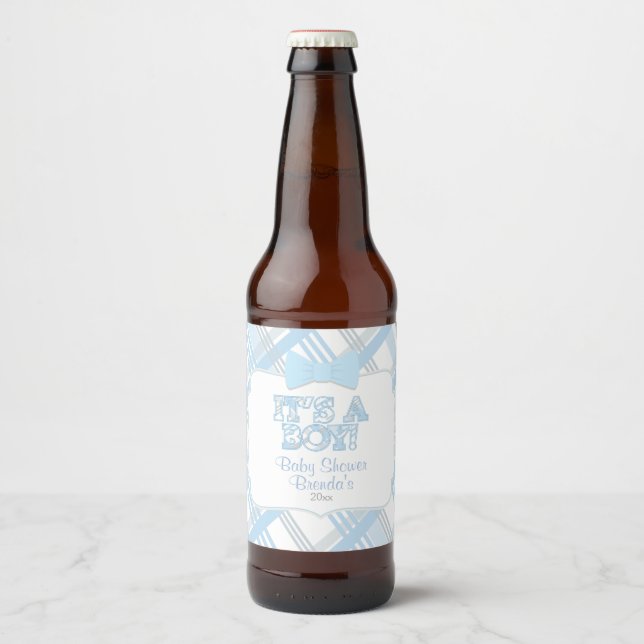 Es ist eine junge, blaue Karierte Babydusche Bierflaschenetikett (Vorderseite)