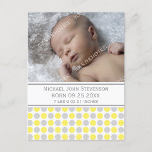 Es ist eine junge, gelbe, graue Punkte-New-Baby-An Ankündigungspostkarte