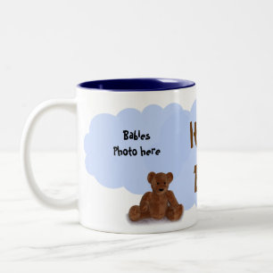 Es ist eine junge Tasse