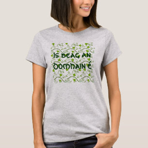 Es ist eine kleine Welt, die auf Gälisch geschrieb T-Shirt