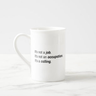 Es ist eine Tasse, die Spezialitäten anruft Prozellantasse