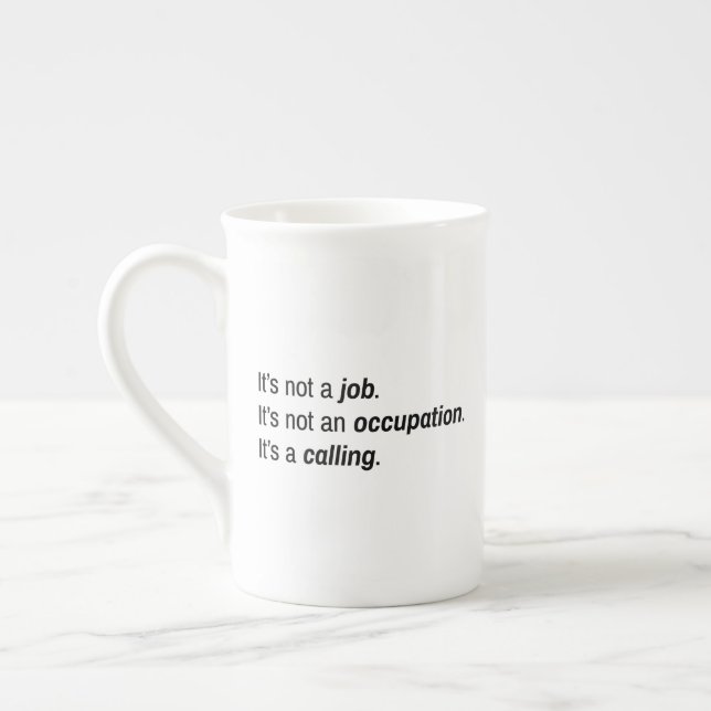 Es ist eine Tasse, die Spezialitäten anruft Prozellantasse (Links)