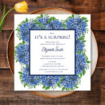 Es ist eine Überraschung 60. Geburtstag Party Blue Einladung<br><div class="desc">Es ist eine Überraschung 60. Geburtstag Party Blue Hydrangea Einladung ist eine schöne Aquarell mit blauen Hydrangeas und Grün. Sie können die Vorlage personalisieren, indem Sie "Personalisieren Sie diese Vorlage" auswählen oder wenn Sie gewollt haben, dieses Design noch weiter anzupassen, wählen Sie bitte "Bearbeiten mit dem Entwurfswerkzeug". Wenn Sie passende...</div>