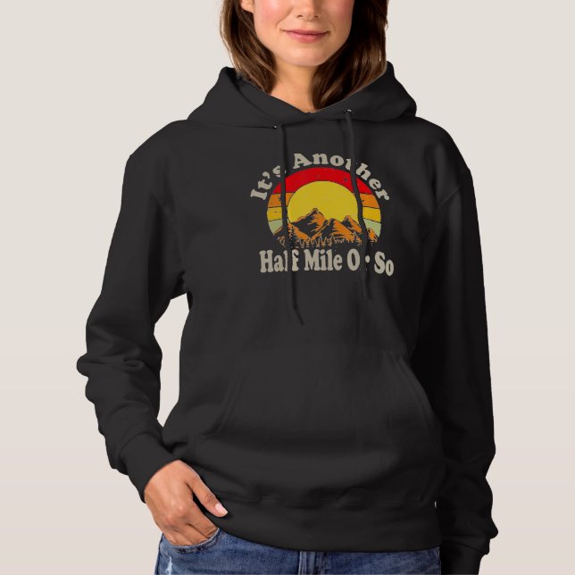 Es ist eine weitere halbe Meile oder so Camping-Wa Hoodie (Vorderseite)
