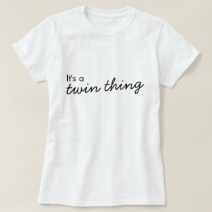 Es ist eine Zwillingsfrage   Moderne, aufeinander  T-Shirt