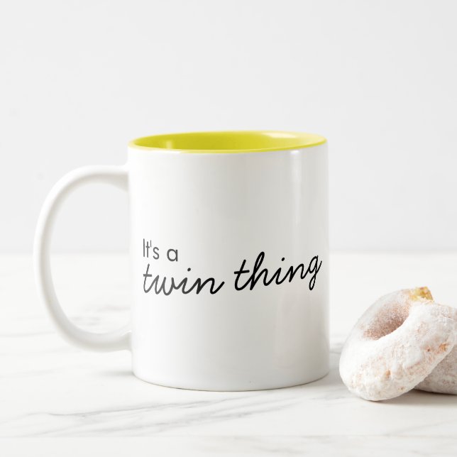 Es ist eine Zwillingsfrage | Moderne, aufeinander  Zweifarbige Tasse (Mit Donut)