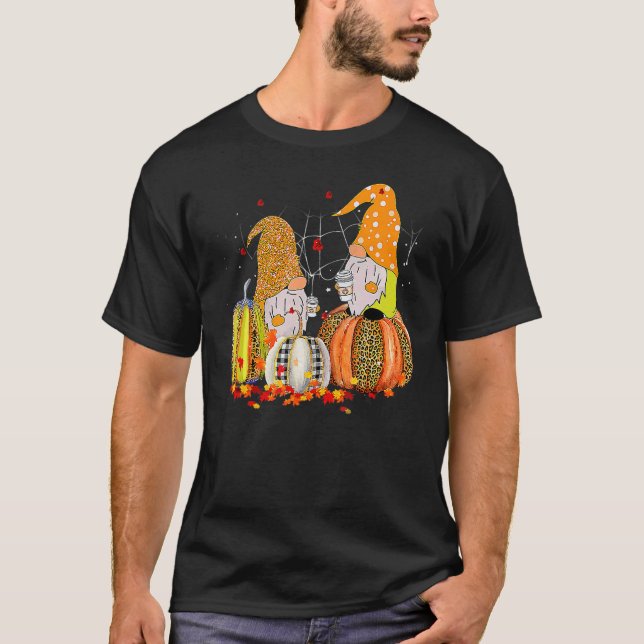 Es ist Fall Y'all Gnome Pumpkin Gewürz Latte Happy T-Shirt (Vorderseite)