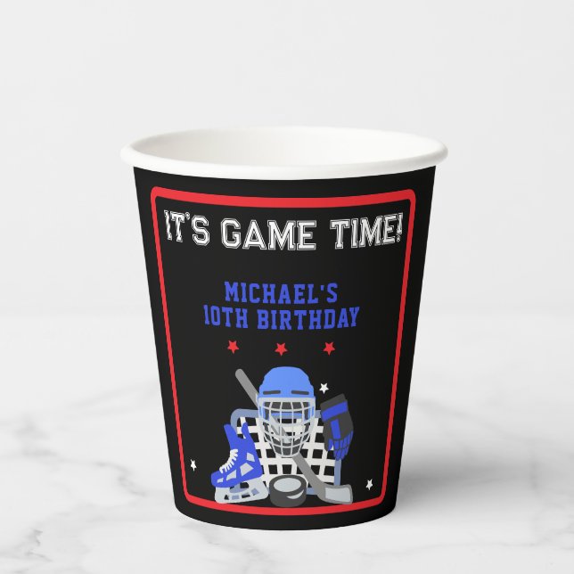 ES IST GAME TIME HOCKEY GEBURTSTAG PAPPBECHER (Vorderseite)