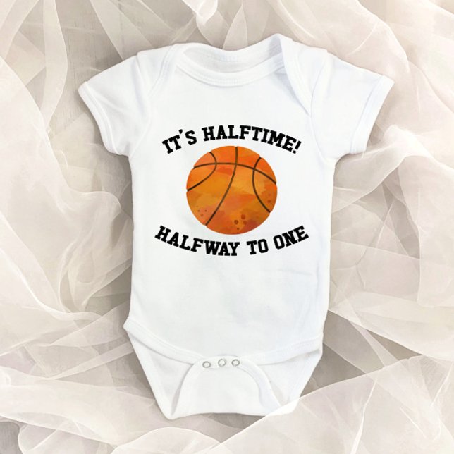 Es ist halb so! Basketball Sport Halbpension Baby Strampler (Von Creator hochgeladen)