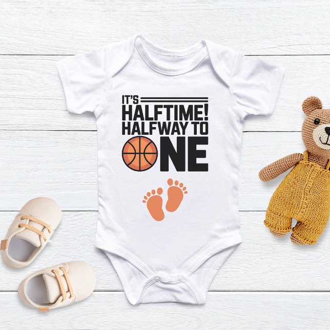 Es ist halb so! Basketball Sport Halbpension Baby Strampler (Von Creator hochgeladen)