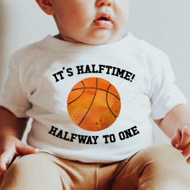 Es ist halb so! Basketball Sport Halbpension Baby T-shirt (Von Creator hochgeladen)