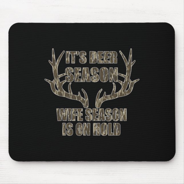 Es ist Hirschsaison Ehefrau Jahreszeit ist auf Fes Mousepad (Vorne)