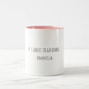 Es ist im Begriff, die Kaffee-Tasse abzubauen Zweifarbige Tasse