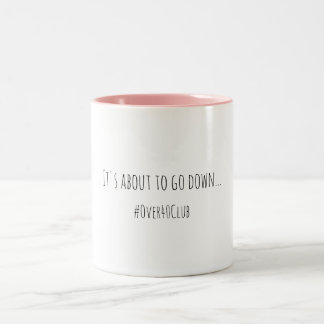 Es ist im Begriff, die Kaffee-Tasse abzubauen Zweifarbige Tasse