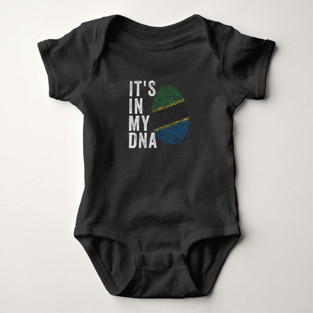 Es ist in meiner DNA - Tansania-Flagge Baby Strampler (Vorderseite)