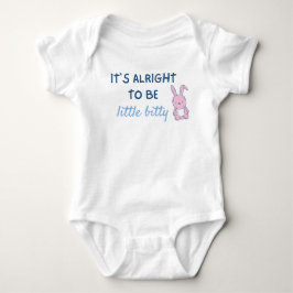 Es ist in Ordnung, wenig zu sein Baby Strampler