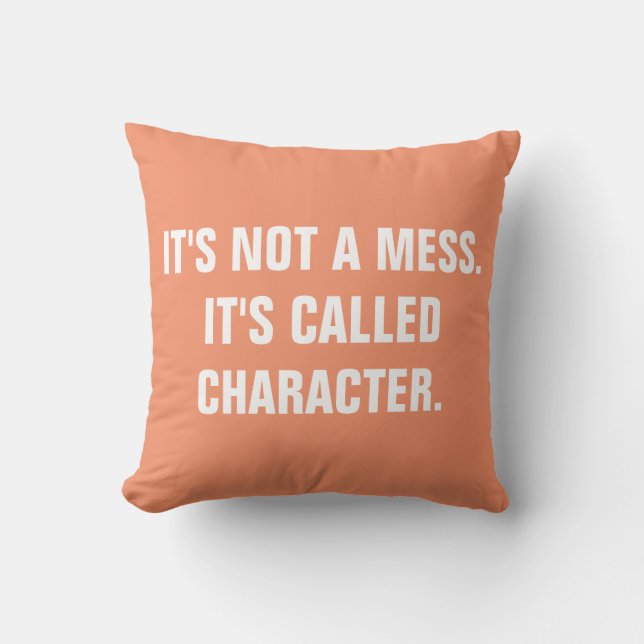 "Es ist kein Chaos. Es heißt CHARACTER" Peach Kissen (Vorderseite)