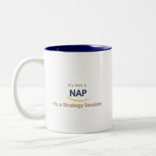 Es ist kein Nickerchen, es ist eine Strategiesitzu Zweifarbige Tasse