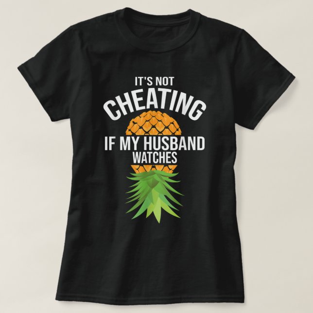 Es ist lustig, wenn mein Ehemann Geschenke beobach T-Shirt (Design vorne)