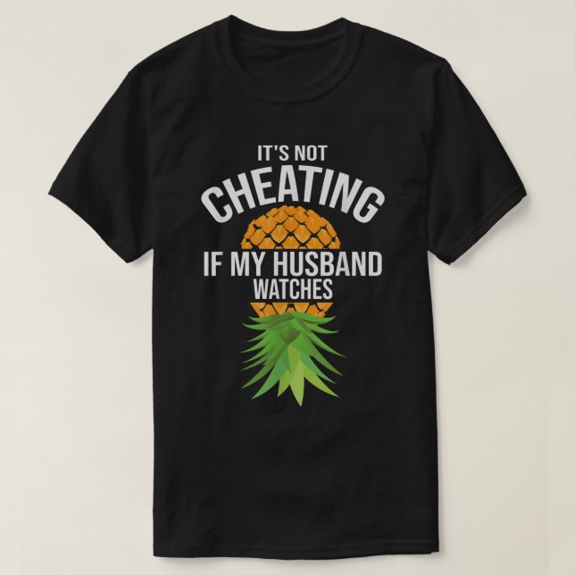 Es ist lustig, wenn mein Ehemann Geschenke beobach T-Shirt (Design vorne)