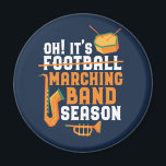 Es ist Marching Band Season Funny Band Magnet<br><div class="desc">Funny Marching Band Design für diejenigen, die Saxophon, Trompete oder Trommel in einer Band, Orchester oder musikalische Aufführung spielen. Coole Vintage Retro-Band Musiker-Ware für Band Geek, Band Nerd oder Band Camp. Ideal für das Marching von Band-Probe und Bandtraining für Fußballspiel-Halbzeitshow. Günstige Geschenke für Gymnasiasten oder Unis, die Messing oder Schlagzeug...</div>
