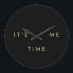 Es ist Me Time Elegant Gold auf schwarz Große Wanduhr<br><div class="desc">Diese schwarze Glam-Uhr ist die beste Möglichkeit,  jedem lassen,  dass "es mir Zeit ist". Text ist in eleganten goldfarbenen Buchstaben.</div>