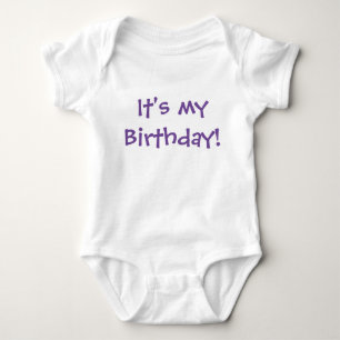 Es ist mein Geburtstag! Anpassbarer Lila Text Baby Strampler