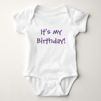 Es ist mein Geburtstag! Anpassbarer Lila Text Baby Strampler