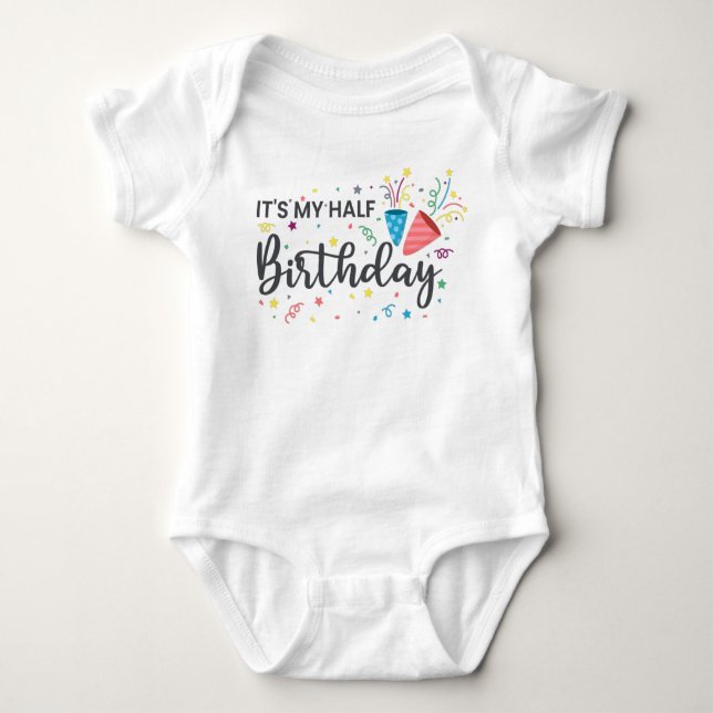 Es ist mein halber Geburtstag Baby Strampler (Vorderseite)