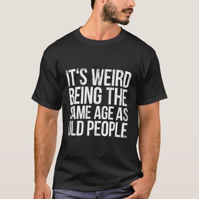Es ist merkwürdig, das gleiche Alter wie alte Mens T-Shirt (Vorderseite)