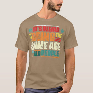 Es ist merkwürdig, die Frau im gleichen Alter zu s T-Shirt
