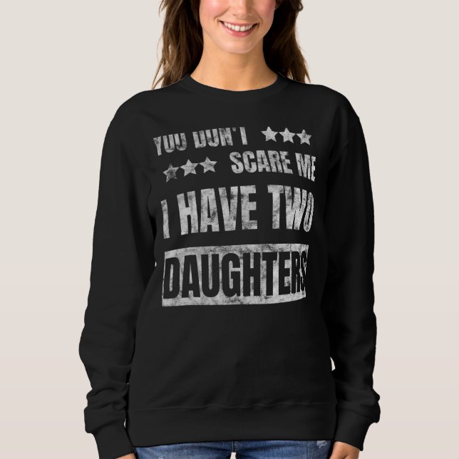 Es ist mir egal, dass ich zwei Töchter zum Geburts Sweatshirt (Vorderseite)