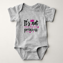 Es ist nicht einfach, eine Prinzessin-Typografie z Baby Strampler