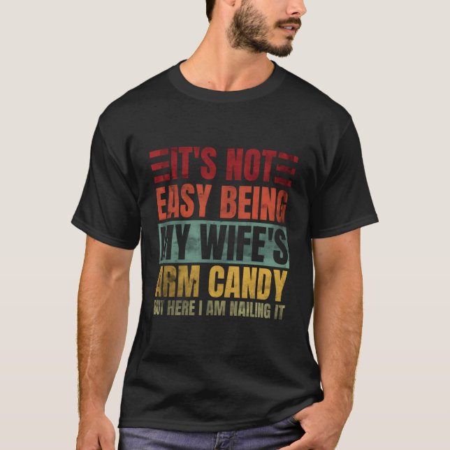 Es ist nicht einfach, meine Ehefrau mit Armbonbons T-Shirt (Vorderseite)