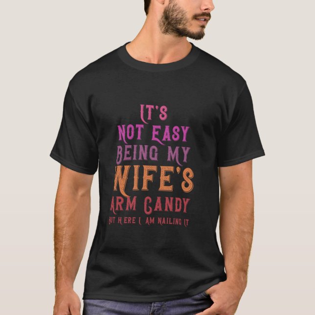 Es ist nicht einfach, meine Ehefrau mit Armbonbons T-Shirt (Vorderseite)