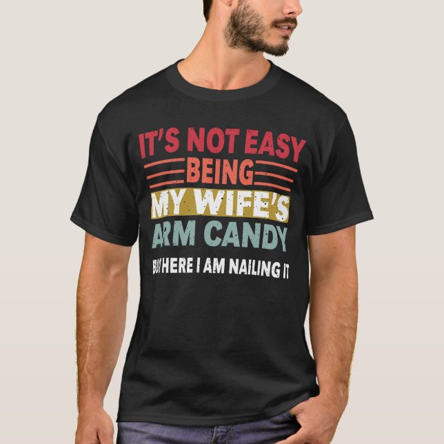 Es ist nicht einfach, meine Ehefrau mit Armbonbons T-Shirt (Vorderseite)