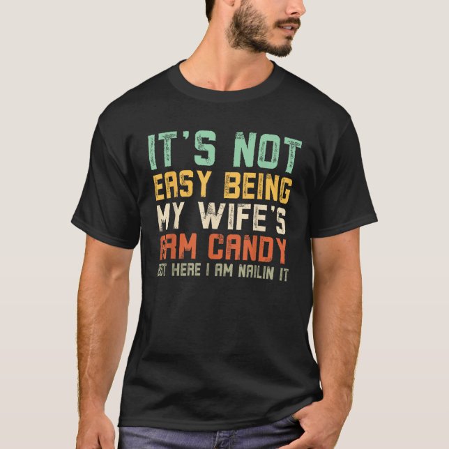 Es ist nicht einfach, meine Ehefrau mit Armbonbons T-Shirt (Vorderseite)