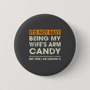Es ist nicht leicht, das Arm Candy meiner Frau zu  Button