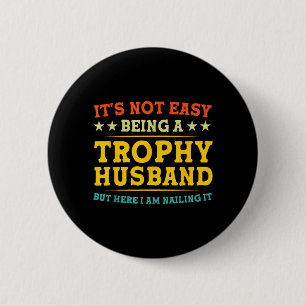 Es ist nicht leicht, ein Trophäen-Ehemann zu sein  Button