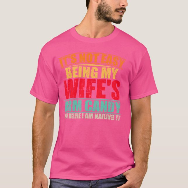 Es ist nicht leicht, meine Ehefrau mit den Armen z T-Shirt (Vorderseite)