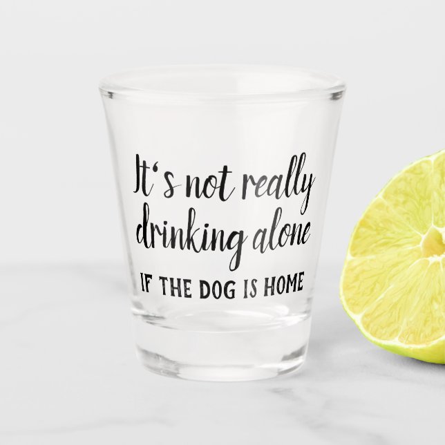 Es ist nicht wirklich lustig, allein Hund zu trink Schnapsglas (Vorderseite)