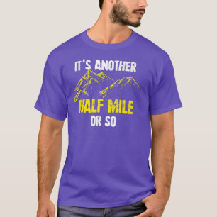 Es ist noch eine halbe Meile oder so Lustig Wander T-Shirt