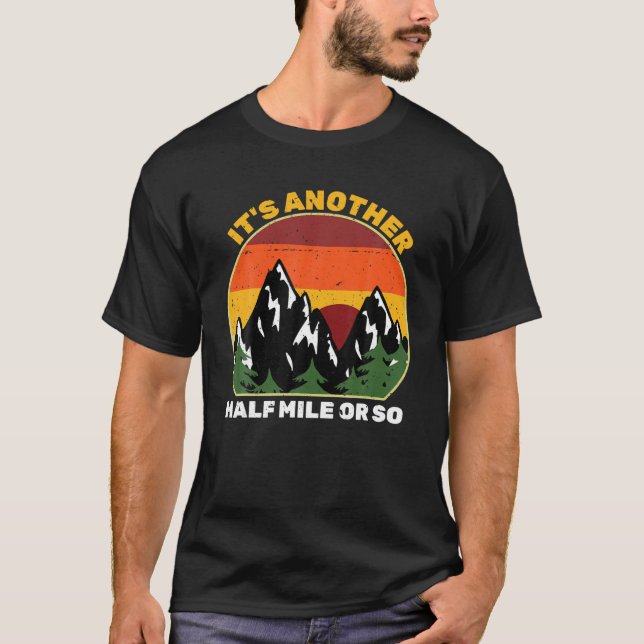 Es ist noch eine halbe Meile oder so lustiger Wand T-Shirt (Vorderseite)