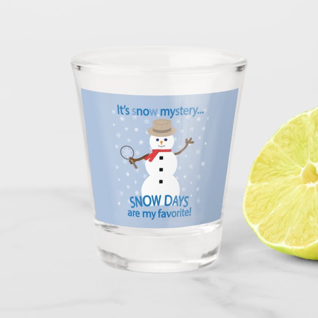 Es ist NOw Mystery Detective Snowman Schnapsglas (Vorderseite)